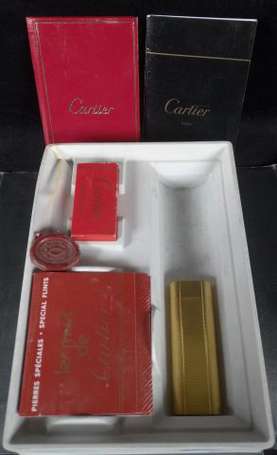 Cartier Briquet Must en métal doré guilloché 