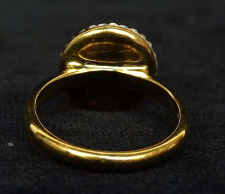 Bague en or jaune 18K (750°/00), le motif central 