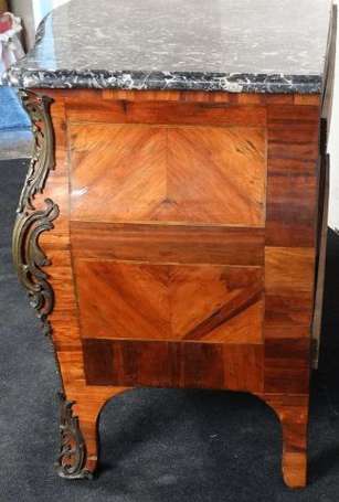 Commode tombeau en bois de placage, ouvrant par 