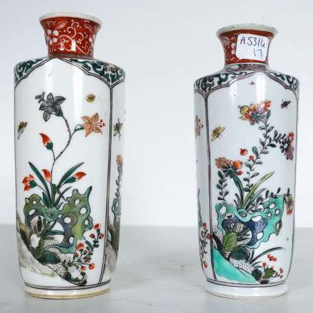 Chine. Deux  petits vases rouleau en porcelaine de