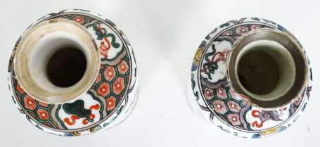 Chine. Deux  petits vases rouleau en porcelaine de