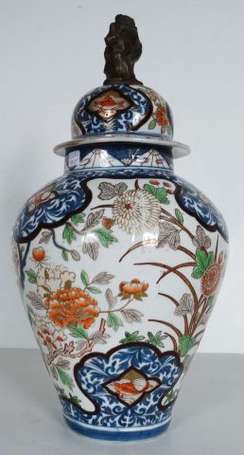 Japon. Vase couvert en porcelaine à décor floral 