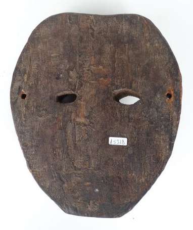 Ancien petit masque plat de chamane en bois dur. 