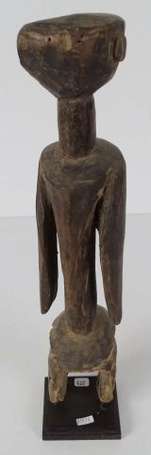 Amusante et ancienne statuette en bois dur. La 