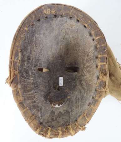 Ancien masque de danse en bois dur polychrome. Le 