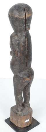 Ancienne statuette de femme gravide. Coiffure en 