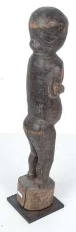 Ancienne statuette de femme gravide. Coiffure en 