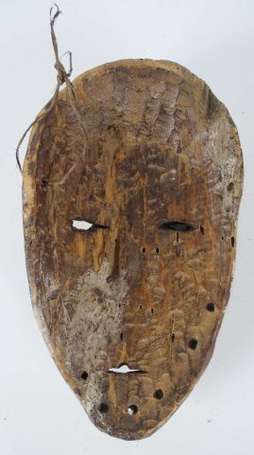 Ancien masque de cérémonie en bois léger recouvert