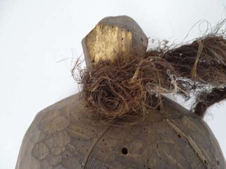 Ancien gros masque de cérémonie en bois dur. 