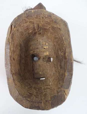 Ancien gros masque de cérémonie en bois dur. 