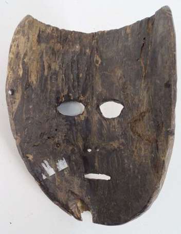 Ancien masque de cérémonie en bois mi-dur. Un 