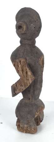 Ancienne statuette d'ancêtre en bois dur dans la 