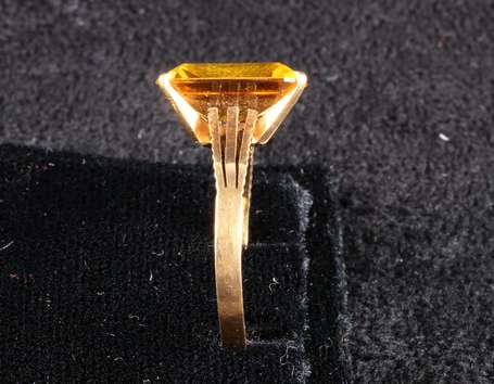 Bague en or jaune 18K (750°/00) sertie griffes 