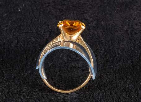 Bague en or jaune 18K (750°/00) sertie griffes 