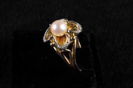 Bague fleur en or jaune 18K (750°/00) ornée en son