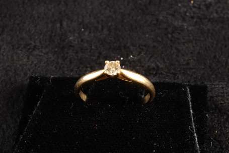 Bague solitaire en or jaune 18K (750°/00) sertie 