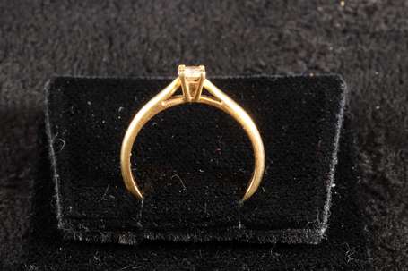 Bague solitaire en or jaune 18K (750°/00) sertie 