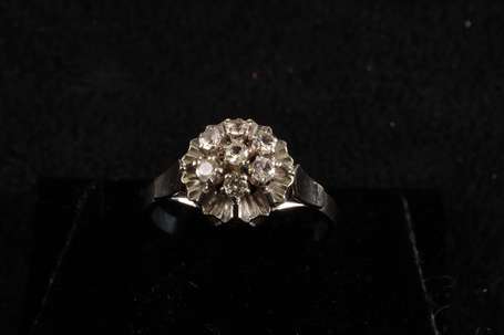 Bague marguerite en or gris 18K (750°/00) sertie 