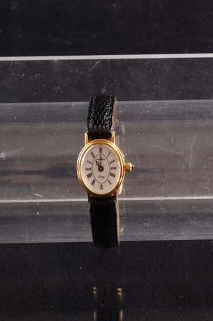 Montre bracelet de dame, le boitier ovale en or 