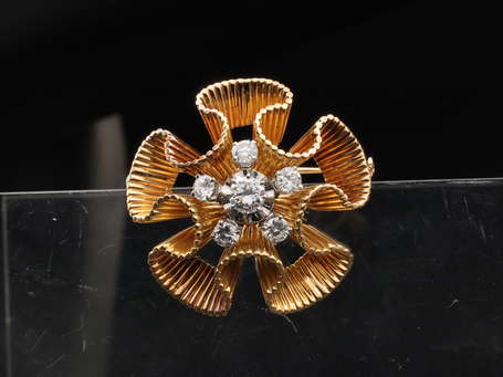 Broche fleur en or jaune 18K (750°/00) sertie de 