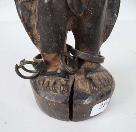 Ancienne statuette rituelle en bois dur liée au 