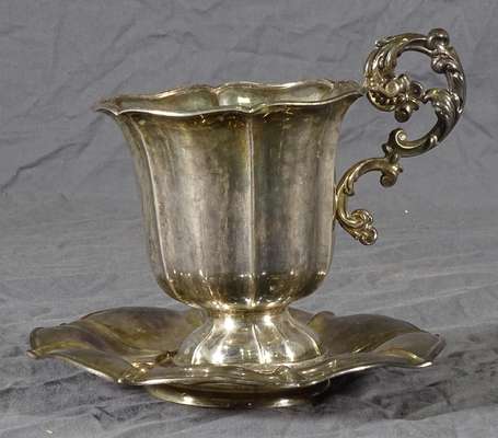 Tasse et sous-tasse en argent, le corps godronné, 