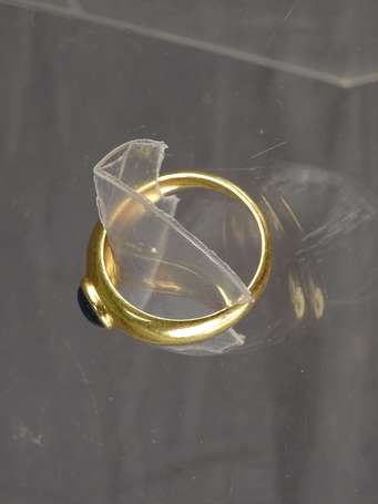 Bague jonc en or 18 K (750°/°°°)  montée d'un 