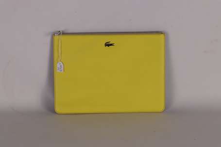 LACOSTE - Pochette en simili jaune et bleu dur. 