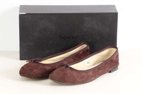 REPETTO - Paire de ballerines en daim brun. P. 39.