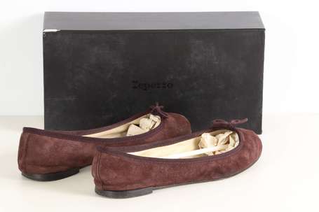 REPETTO - Paire de ballerines en daim brun. P. 39.