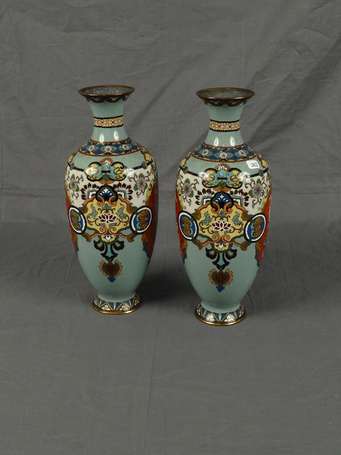 Paire de vases en émail cloisonné décor de 