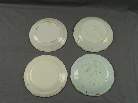 4 assiettes, l'une polychrome décor patronymique 