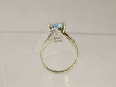 Bague en or gris 18 K (750°/°°) monté d'une aigue 