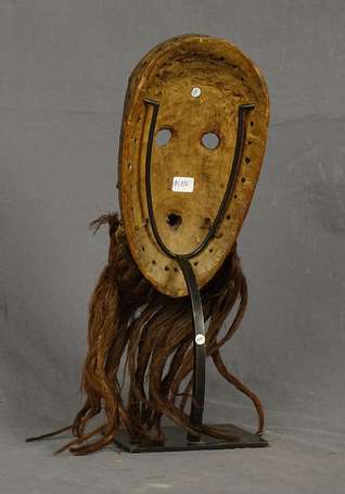 Ancien petit masque de danse en bois dur. Les yeux