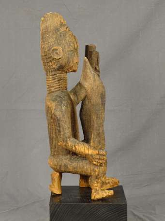 Ancienne et monumentale statuette votive en bois 