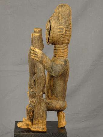 Ancienne et monumentale statuette votive en bois 