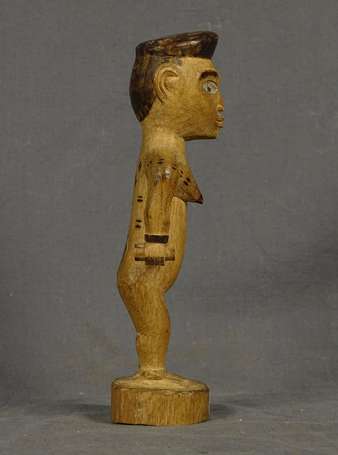Ancienne petite statuette votive en bois mi-dur à 
