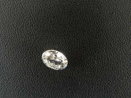 Diamant de forme ronde et de taille brillant sur 