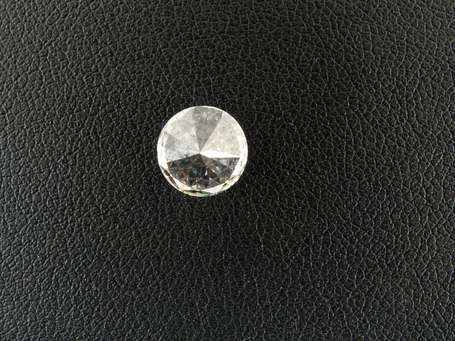 Diamant de forme ronde et de taille brillant sur 