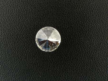 Diamant de forme ronde et de taille brillant sur 