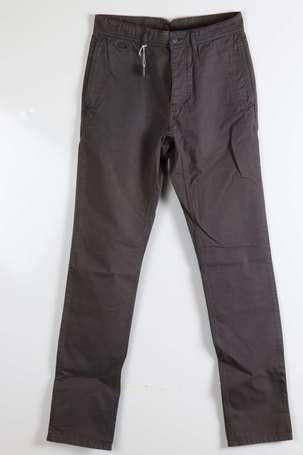 LACOSTE - Pantalon homme en coton gris. T. 36. Bel