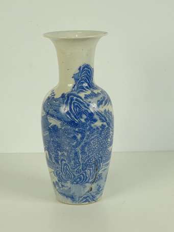 CHINE Vase balustre en porcelaine, décor d'uhn 