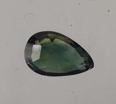 Saphir vert bleu taille poire sur papier 1,9 ct