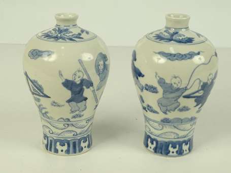 Paire de vases Meiping en porcelaine bleu blanc, 