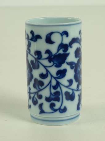 CHINE Petit vase rouleau en porcelaine bleu blanc 