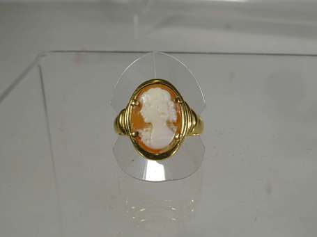 Bague en or jaune 18K (750°/00) montée d'un camée 