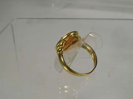 Bague en or jaune 18K (750°/00) montée d'un camée 