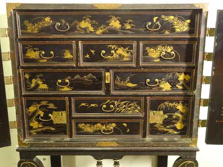 JAPON Epoque Edo - Cabinet en laque à décor de 