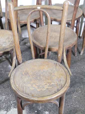 CHAISES DE BISTROT : Suite de 3 en bois courbé. 