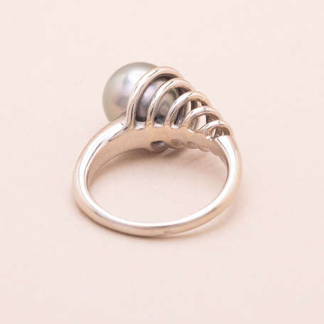 Bague moderniste en or gris 18K (750°/00) sertie 